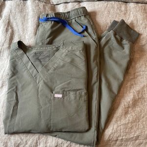 FIGS Mens Scrub Top, 3 Pocket + Joggers